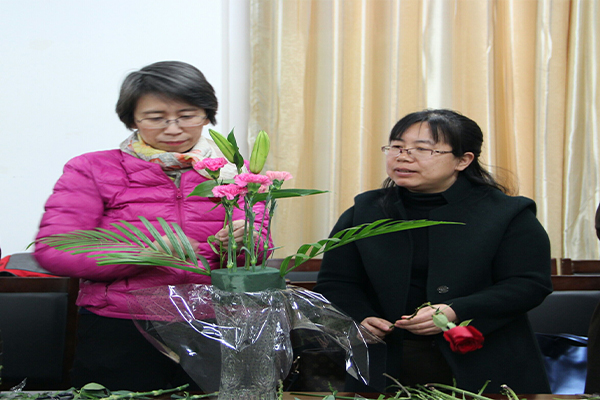 我院举办“花开巾帼,情融经管”教职工艺术插花大赛 我院举办“花开巾帼,情融经管”教职工艺术插花大赛
