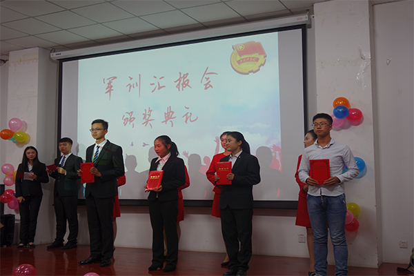 kaiyuncom官方网站举办“明德砺志,向梦起航”军训汇报会 kaiyuncom官方网站举办“明德砺志,向梦起航”军训汇报会